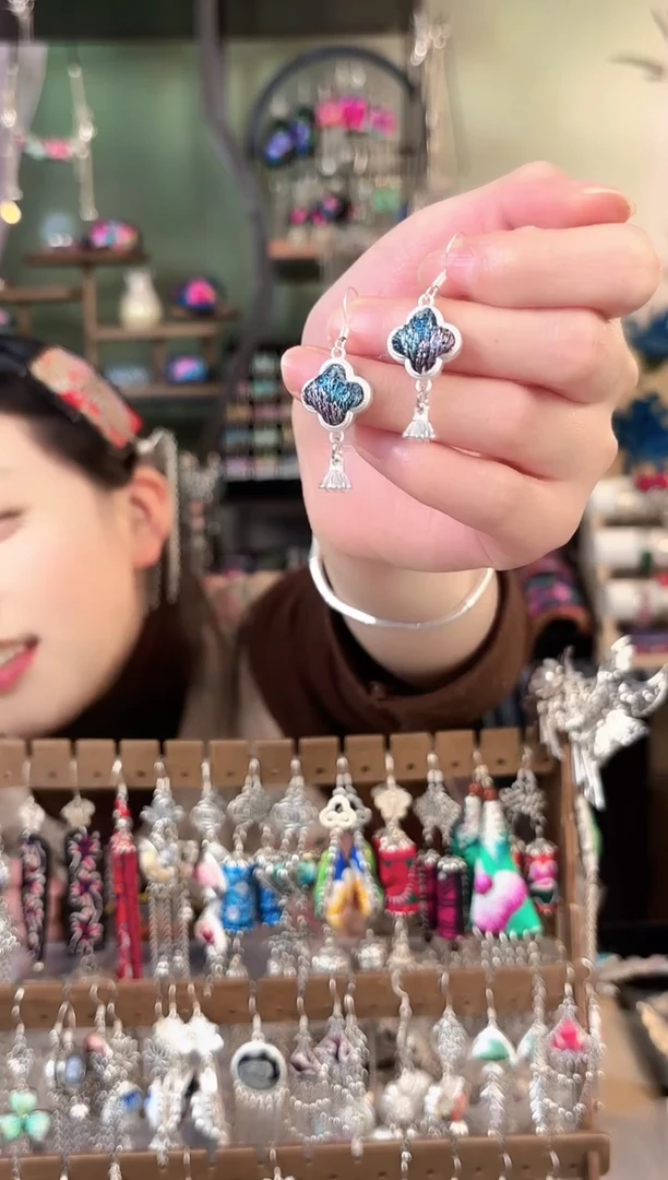 彩云南阁非遗老绣苗银饰品628