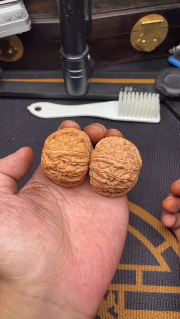 文玩核桃吊坠白狮子42