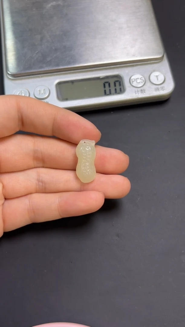 【闪购商品】和田玉吊坠(赠链)未镶嵌且末微色差近矿吊坠