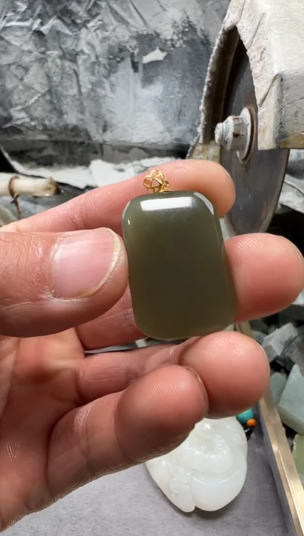 和田玉18K金镶嵌颈饰吊坠