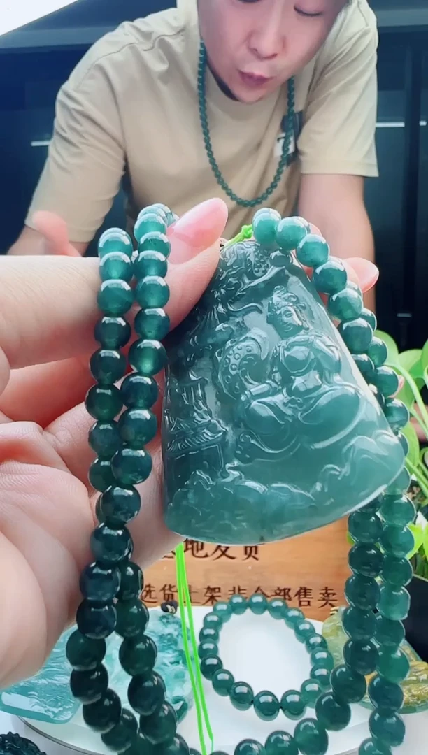 翡翠未镶嵌颈饰多样性发货其中一件