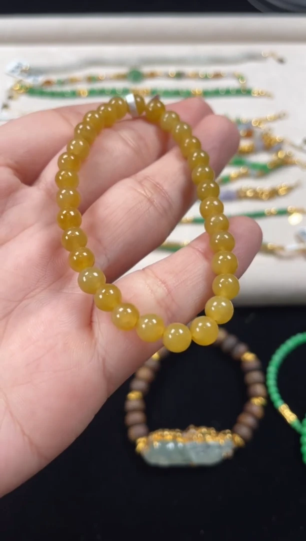 未镶嵌手串翡翠一条   P453