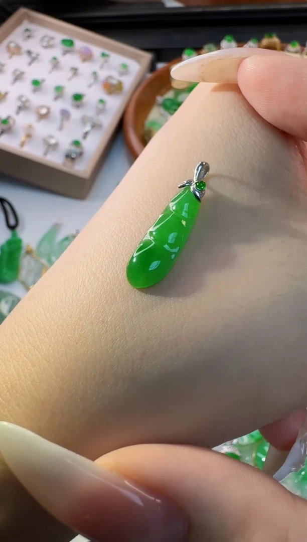 翡翠18K金镶嵌吊坠(不含链)天然缅甸A货翡翠