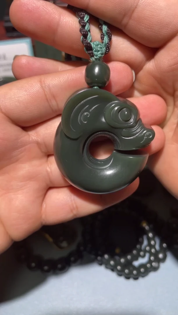 颈饰未镶嵌和田玉（青玉）玉猪龙