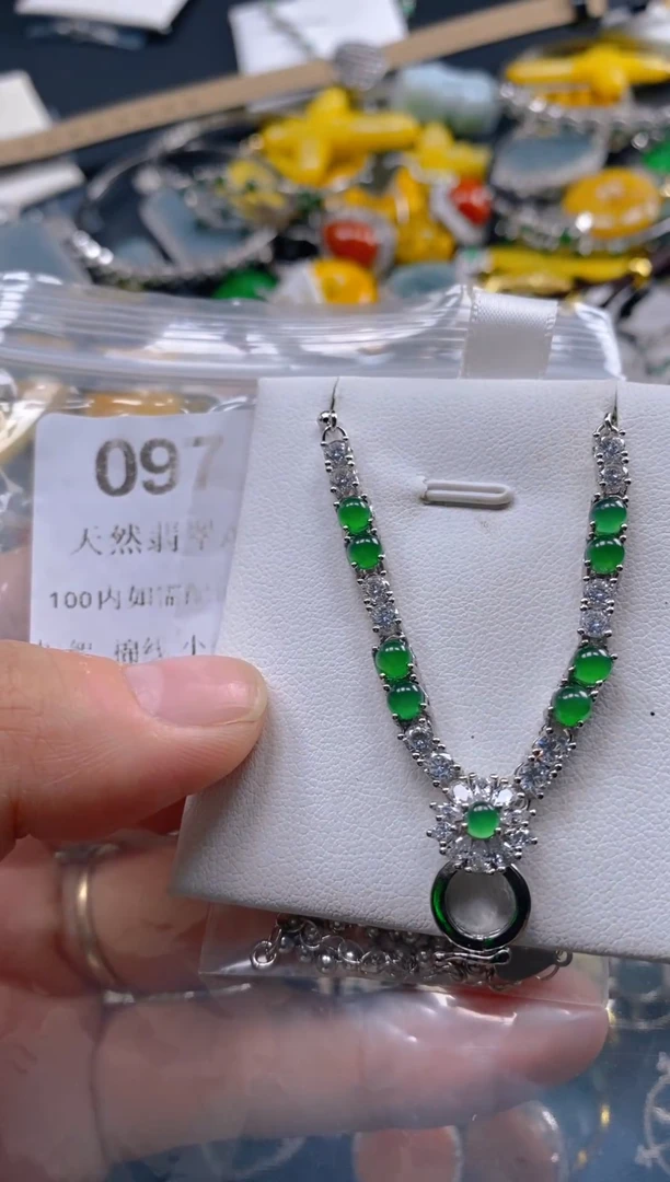 翡翠未镶嵌吊坠(不含链)097