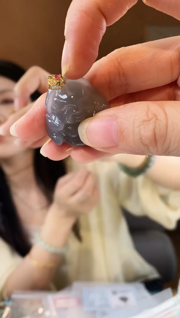 和田玉未镶嵌颈饰烟紫佛