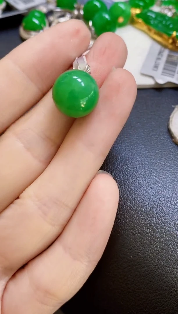 颈饰18K金镶嵌翡翠珠子