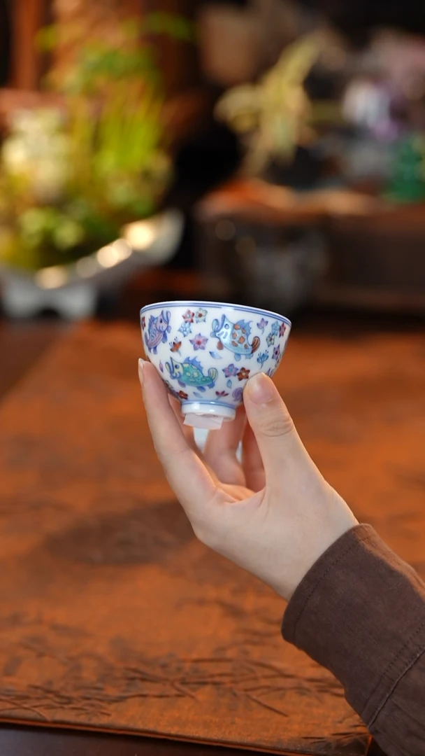 斗彩鱼花卉杯