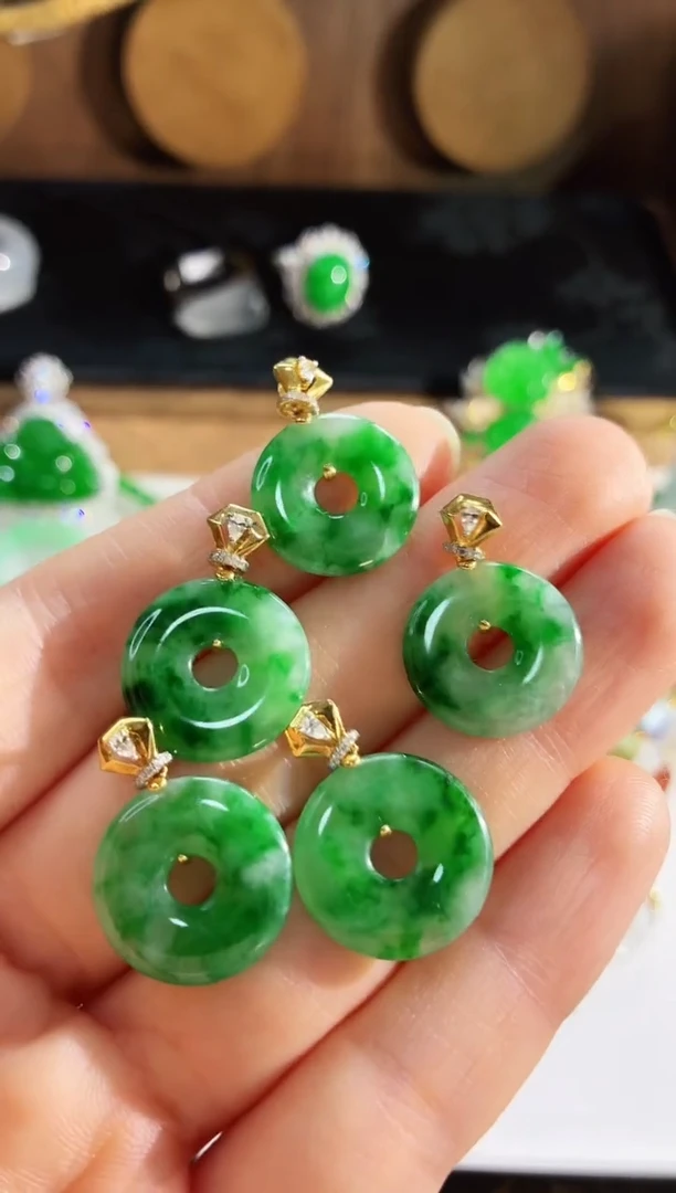 翡翠18K金镶嵌吊坠(不含链)吊坠（多样性发货发一个）