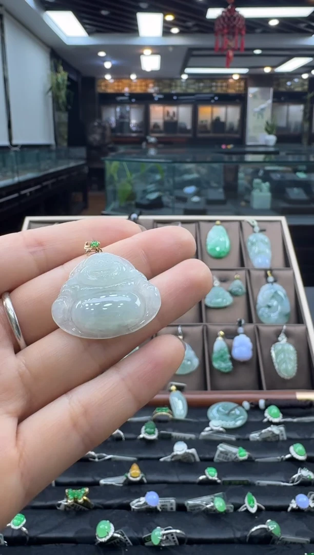 颈饰18K金镶嵌翡翠佛公