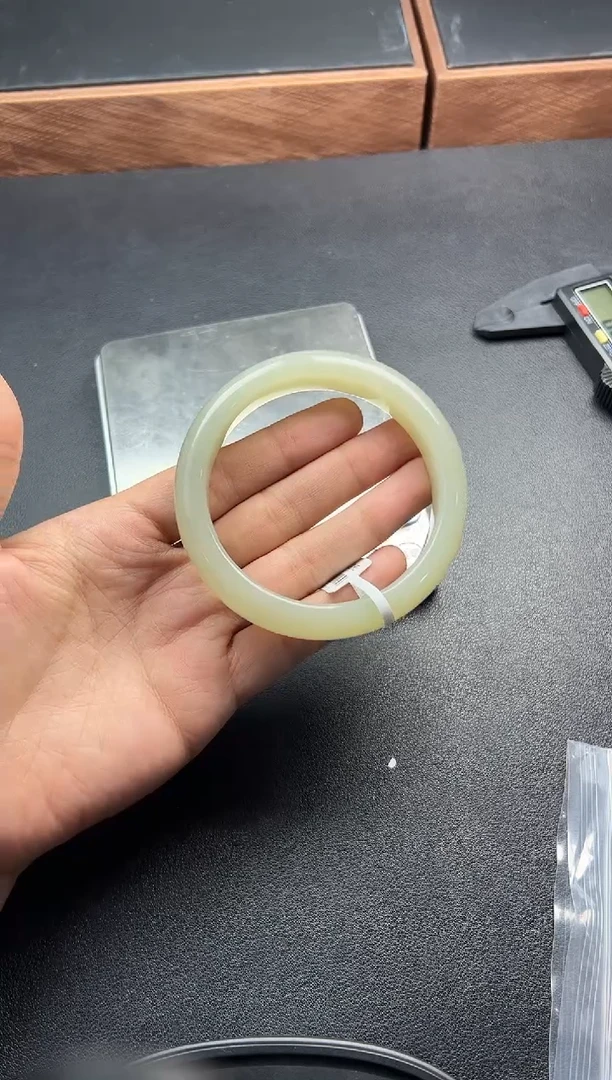 未镶嵌手镯和田玉且末微色差近矿62手镯JKS