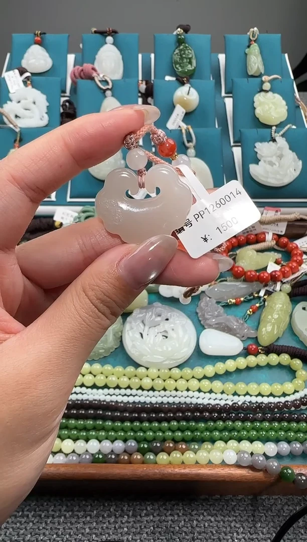 颈饰未镶嵌和田玉吊坠 PP