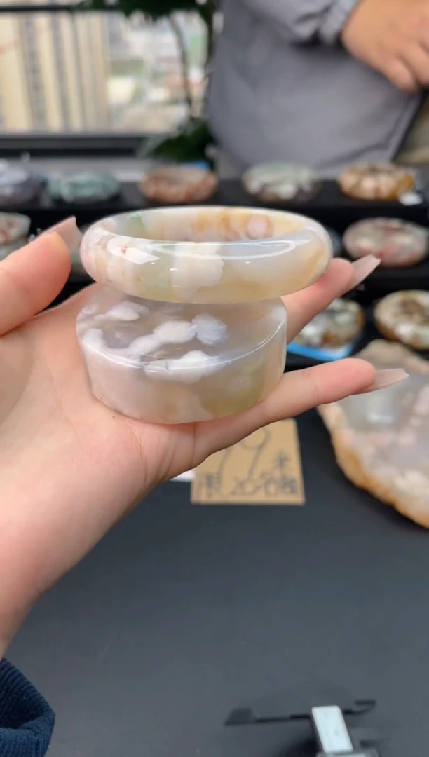 【闪购商品】石英质玉手镯未镶嵌赠送镯心（59圈口）无证书