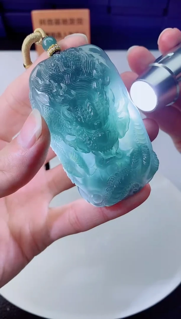 翡翠未镶嵌颈饰        ·