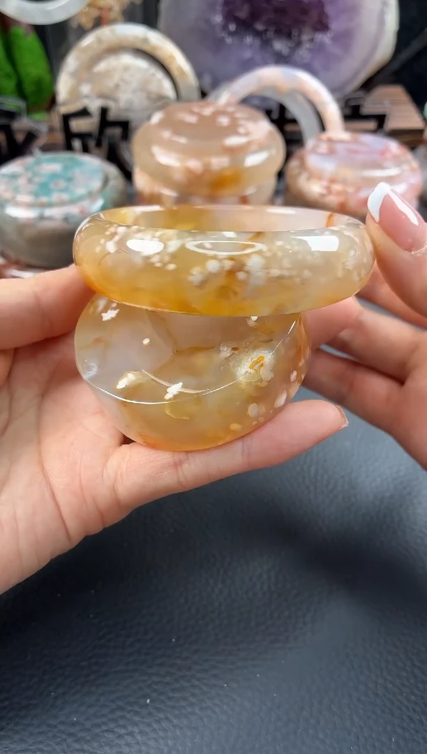 未镶嵌手镯（圆镯）石英质玉58