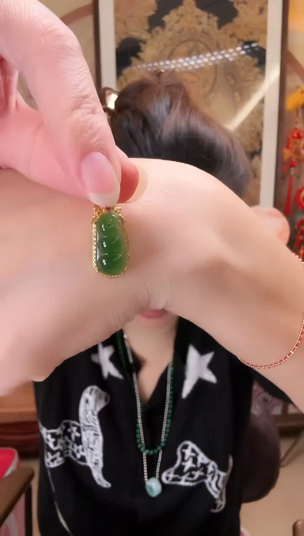 颈饰未镶嵌和田玉吊坠