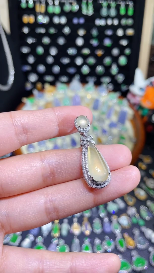 颈饰18K金镶嵌翡翠玻璃种黄翡大水滴吊坠