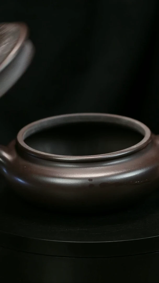 茶壶紫砂年**余H1957李传荣紫泥龙刻扁腹