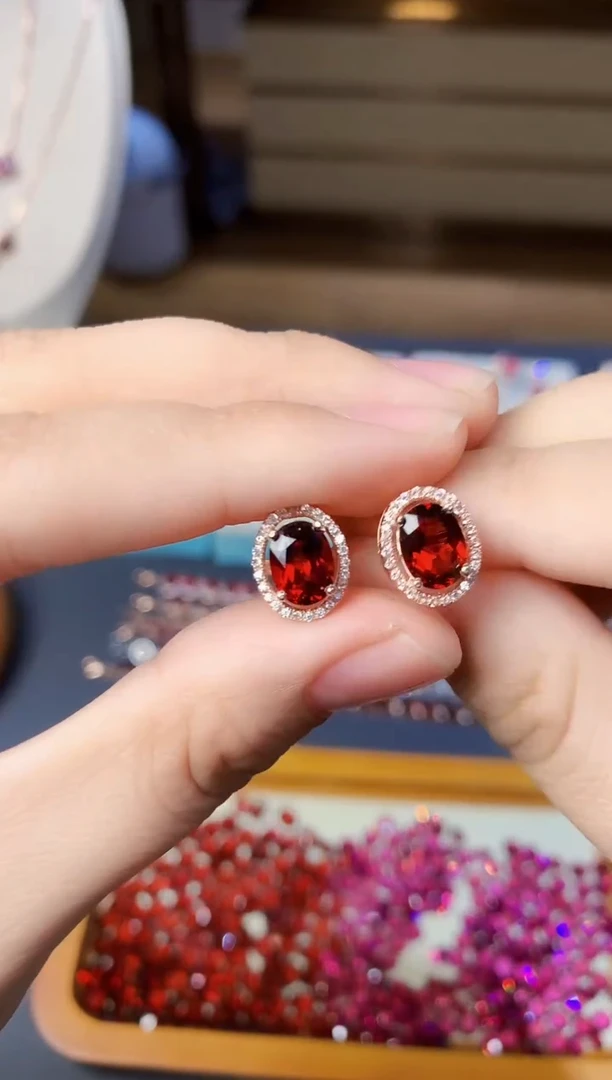 银S925镶嵌耳钉石榴石天然