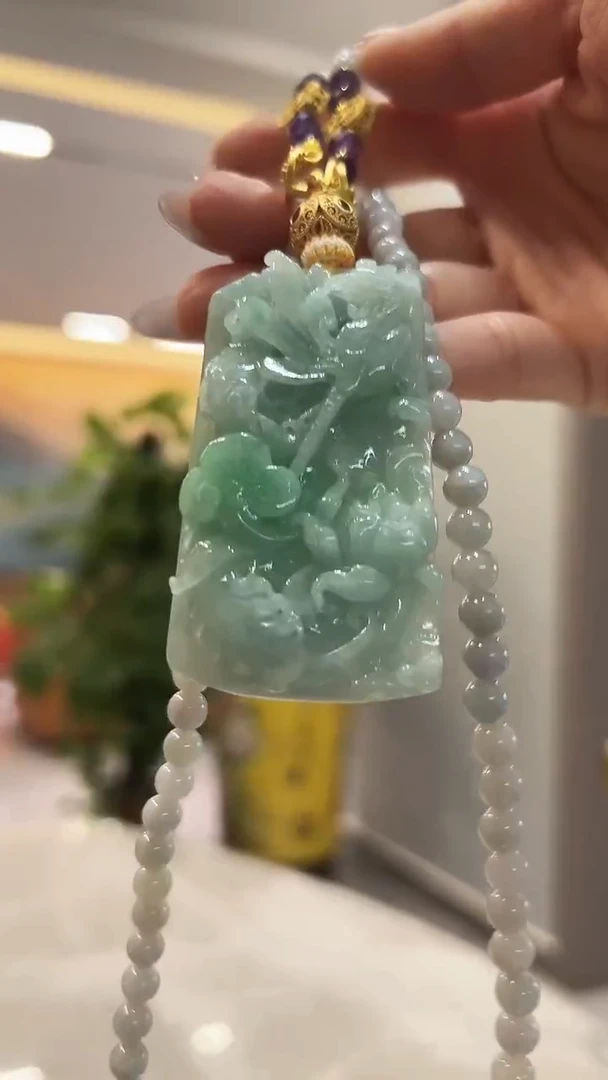 翡翠未镶嵌颈饰花