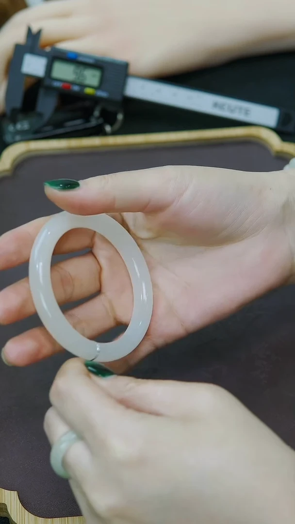 未镶嵌手镯和田玉54圈口 冰藕粉圆条手镯