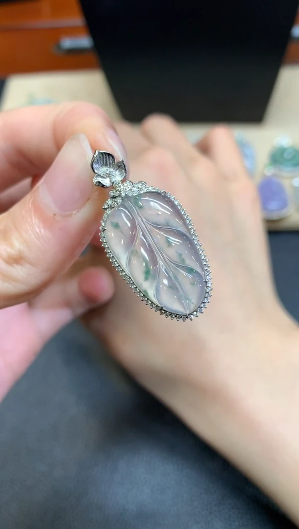 【闪购商品】翡翠颈饰18K金镶嵌叶子【无服务费】