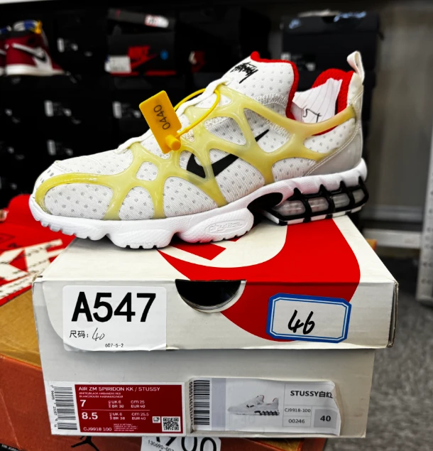nike 白红运动鞋 全新原盒 40码 12.3 bai A547