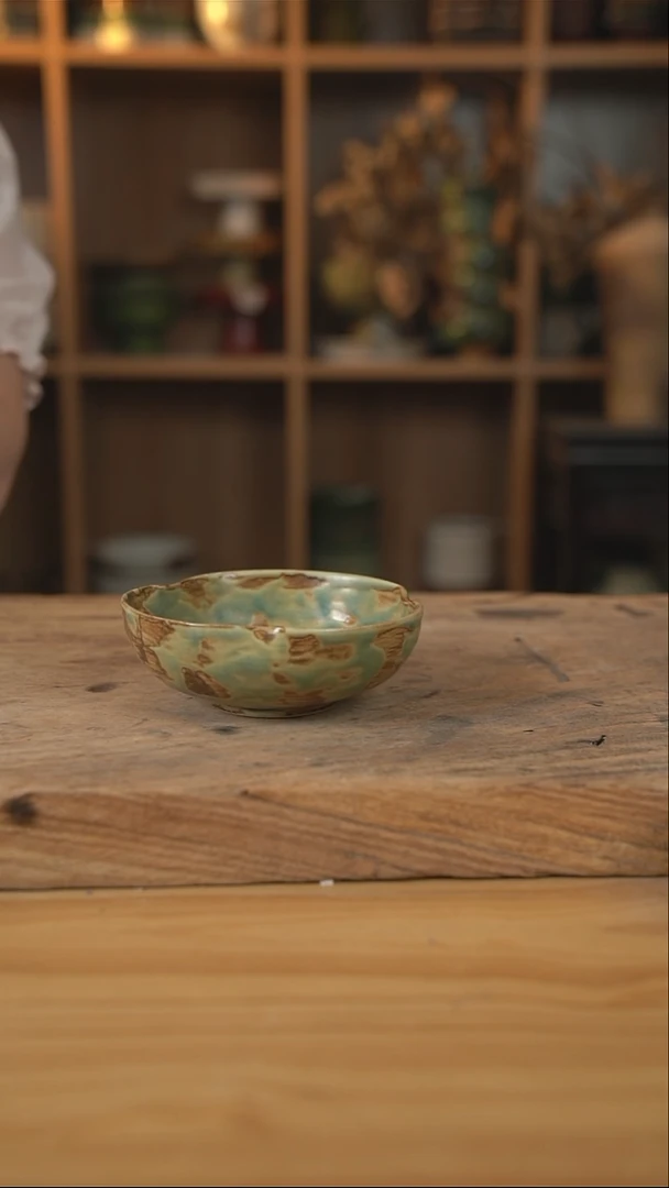 黄绿色的花口米饭碗