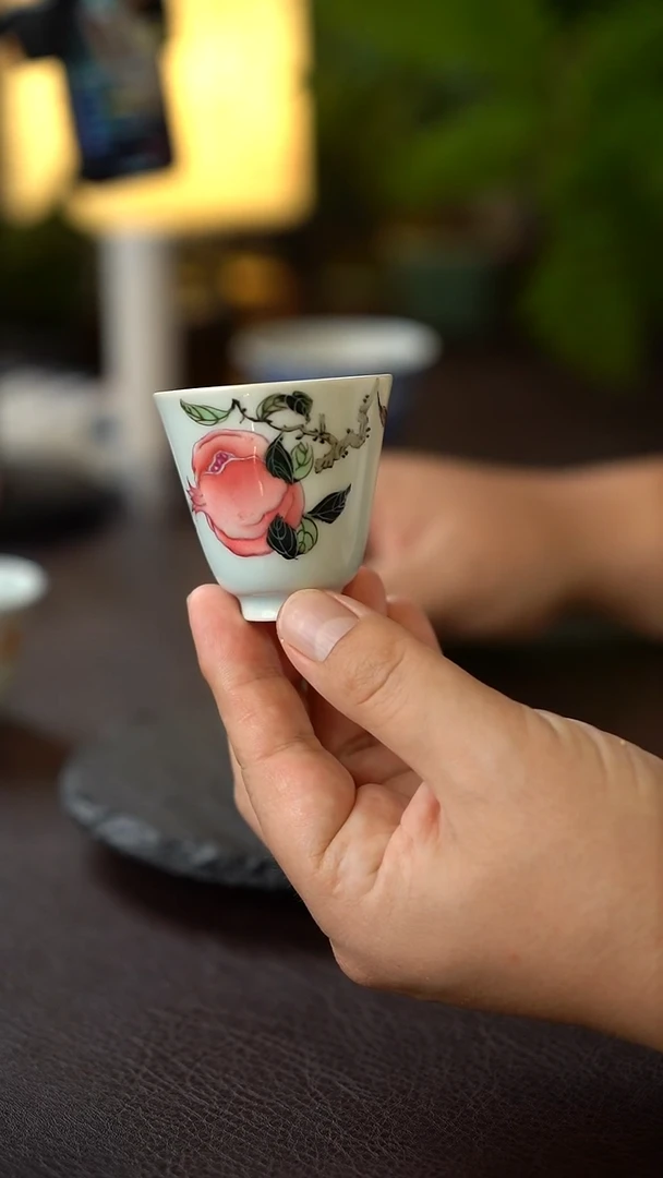 景德镇手绘粉彩石榴主人杯