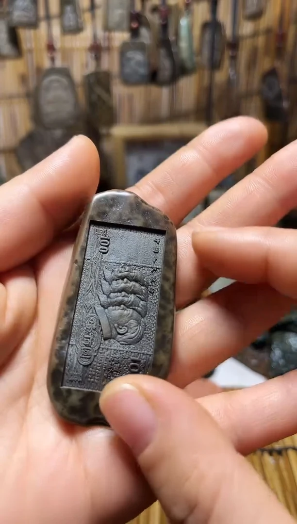 35戈壁石雕刻手把件，挂件