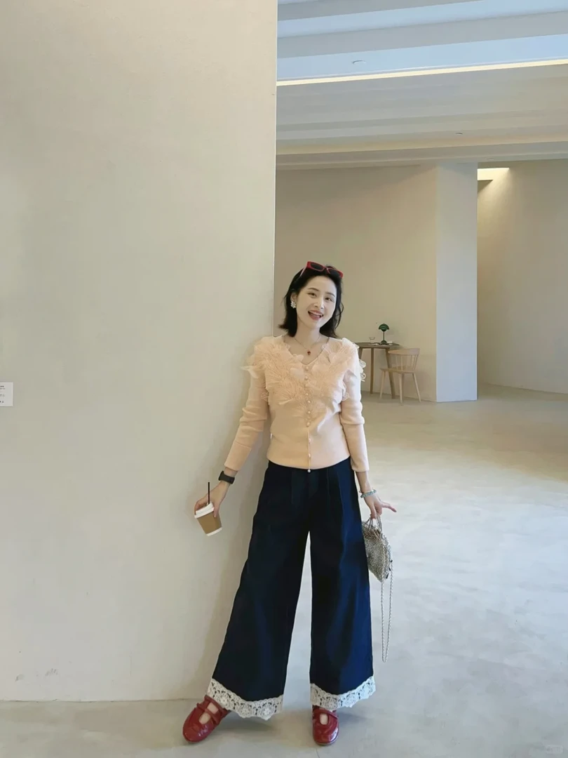 A105+A106早春一整套高级感粉色蕾丝V领针织衫配高腰牛仔裤套装