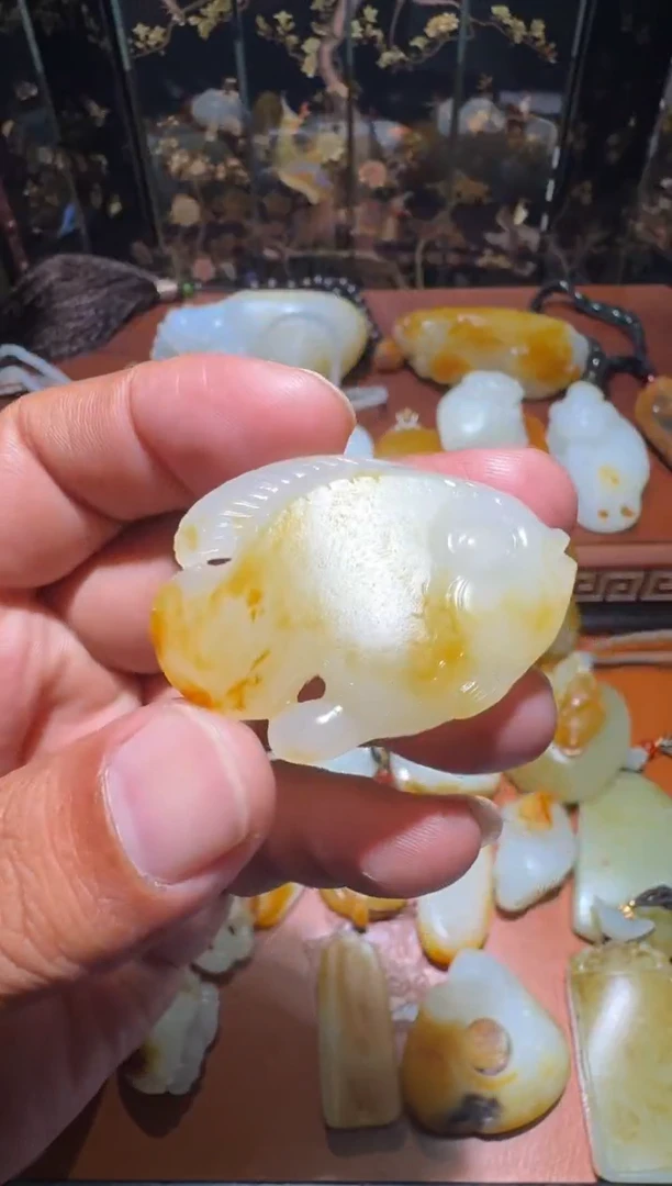 颈饰未镶嵌和田玉连年有余