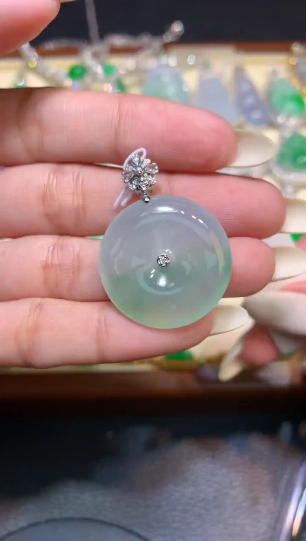 颈饰18K金镶嵌翡翠1