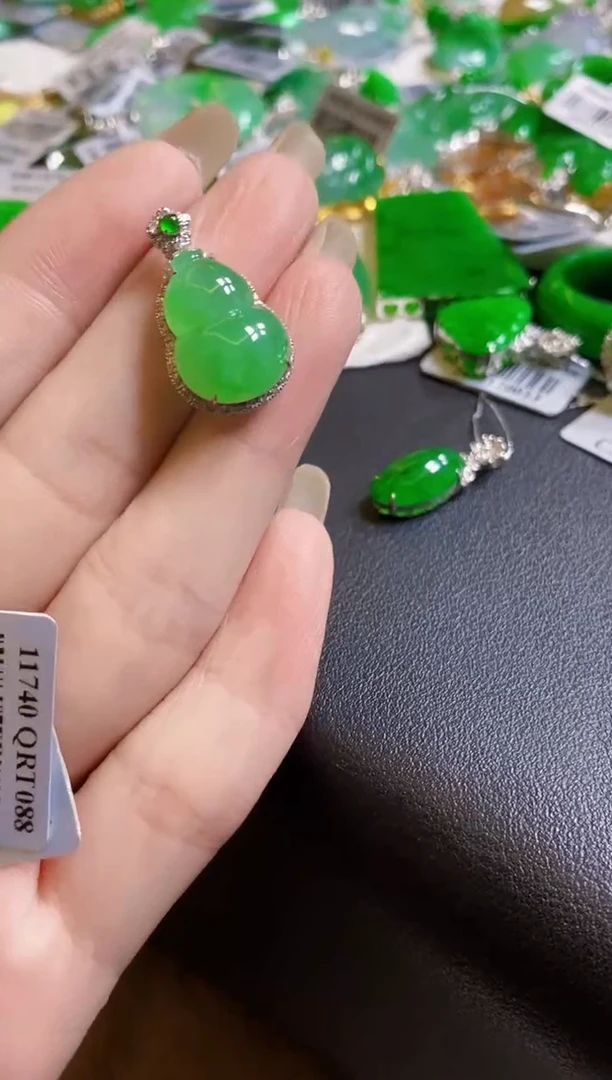 【闪购商品】翡翠颈饰18K金镶嵌葫芦