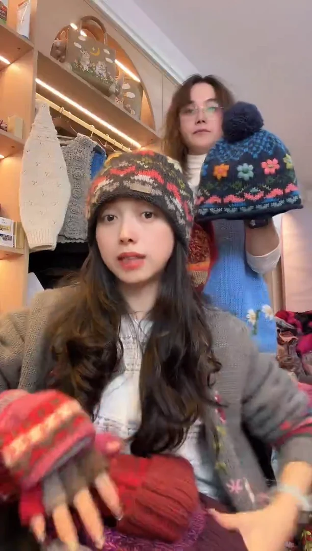 羊毛灰色双面刺绣帽