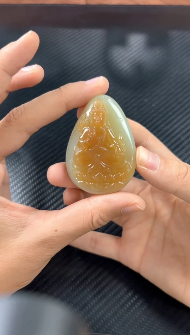 吊坠(赠链)未镶嵌和田玉若羌微色差吊坠m