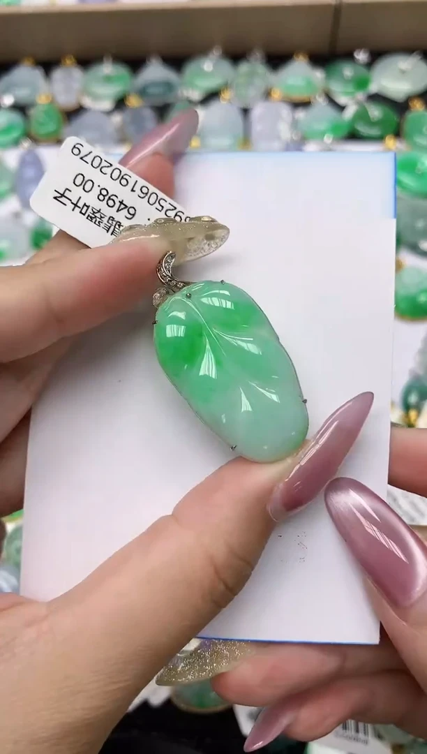 翡翠18K金镶嵌颈饰1111111111