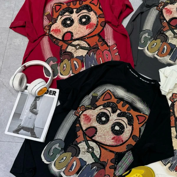 二龙欧货2店【脸红蜡笔小新T恤潮牌】4339