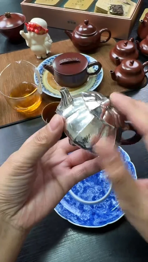 **呆坐 手敲锤纹菱瓣三足石瓢壶（预售）
