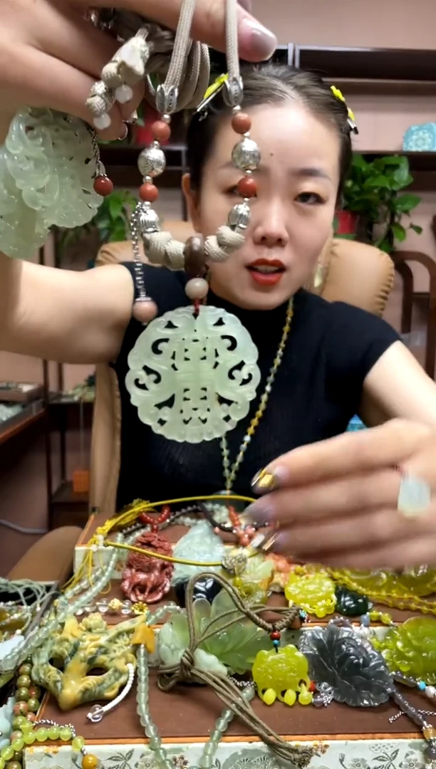 未镶嵌岫玉吊坠多样性发货发其中之一