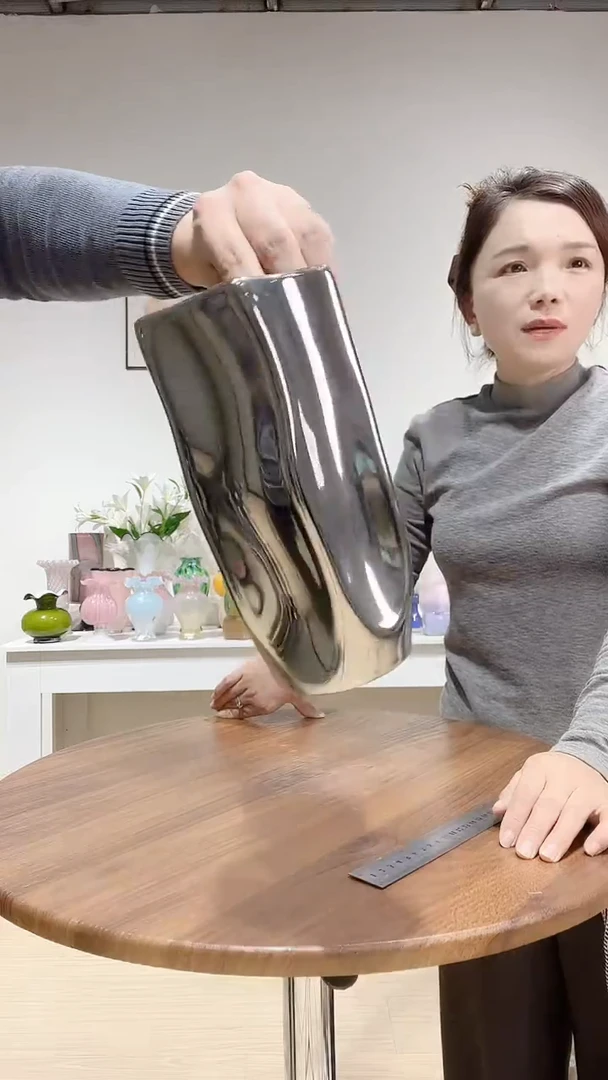 1961银色陶瓷花瓶