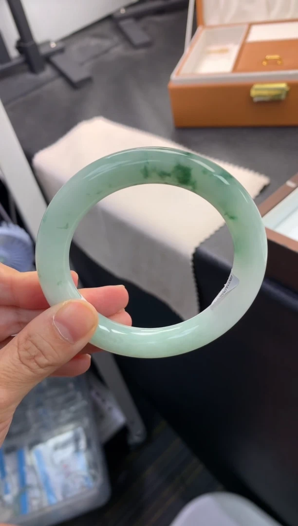 未镶嵌手镯翡翠退货需手镯吊牌标签完好
