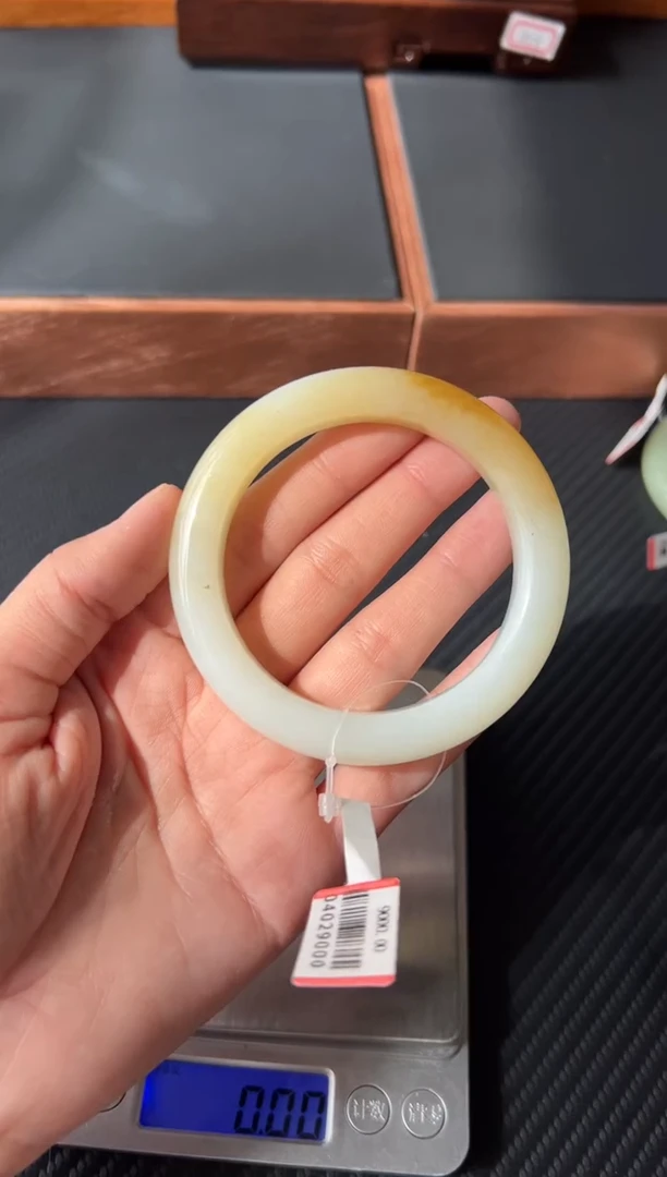 和田玉手镯未镶嵌且末金山微色差58+