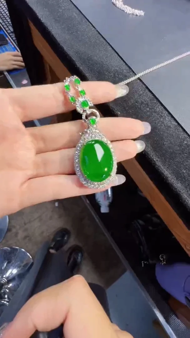 定制翡翠未镶嵌鸽子蛋1