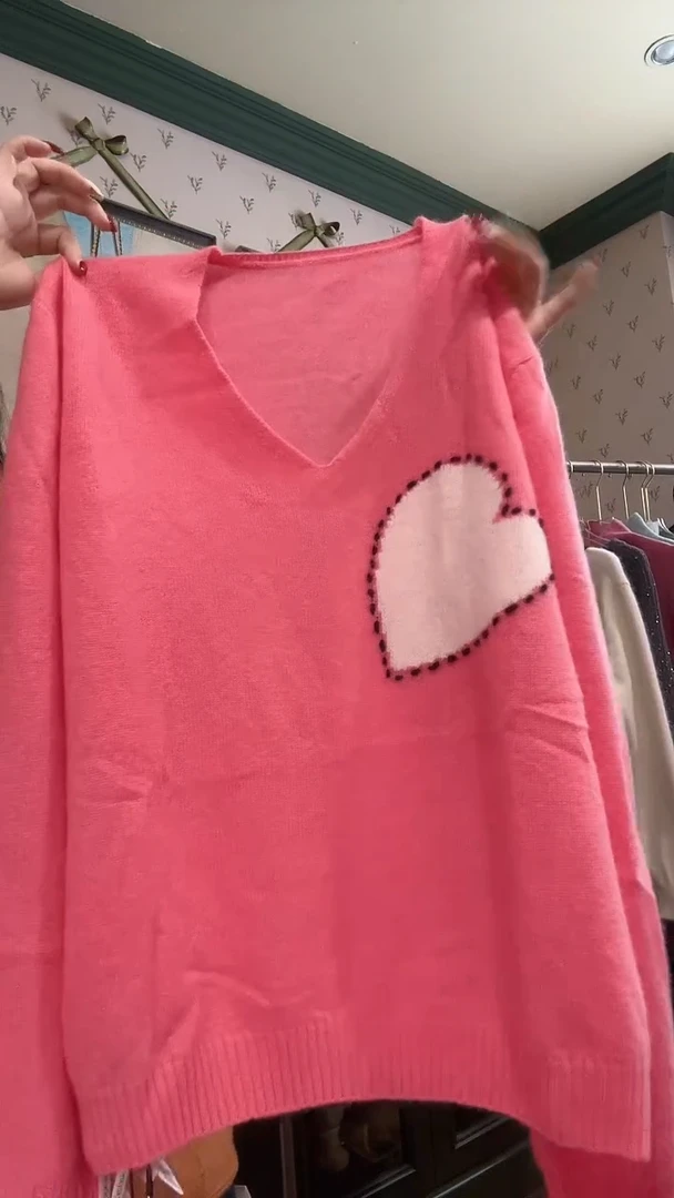 粉色爱心经典羊毛衫