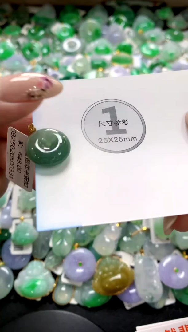 翡翠18K金镶嵌颈饰1111111111111111