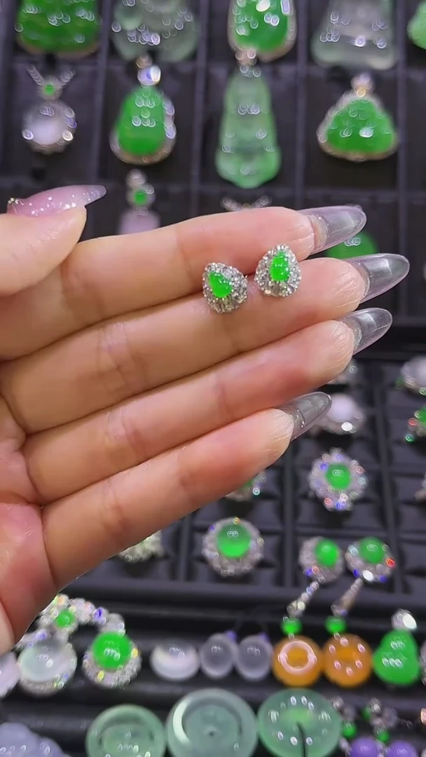 18K金镶嵌翡翠耳饰耳钉