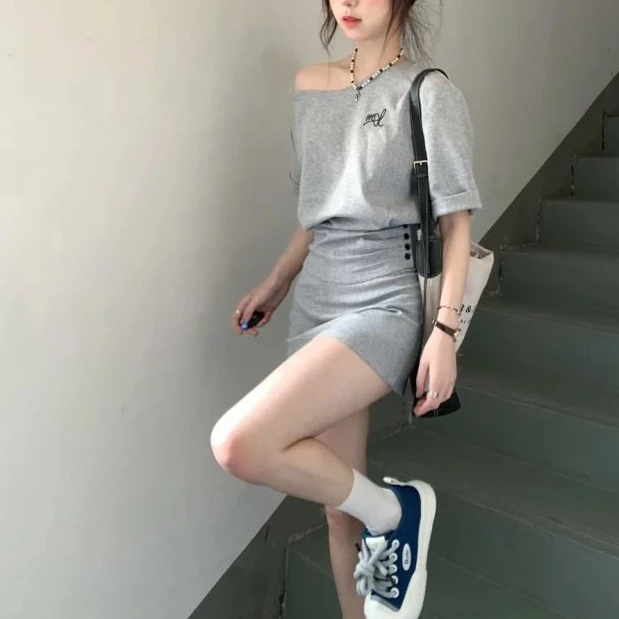 小个子时尚宽松型夏装常规高腰上衣休闲风短袖褶皱洋气绣花T恤女