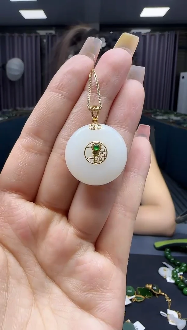 和田玉18K金镶嵌挂件1