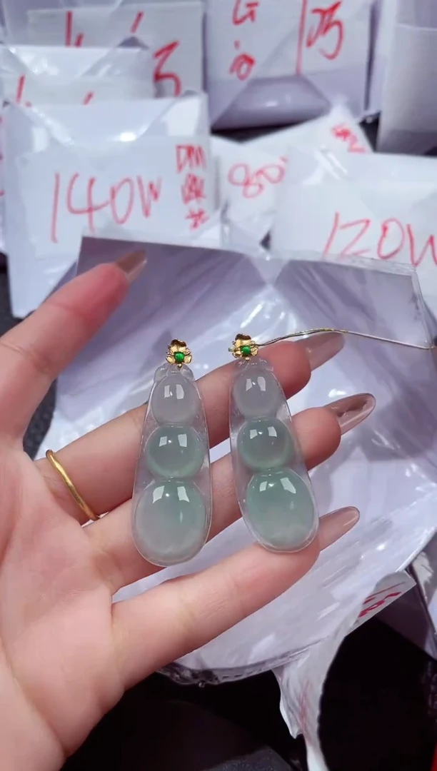 颈饰18K金镶嵌翡翠30多样性发其一